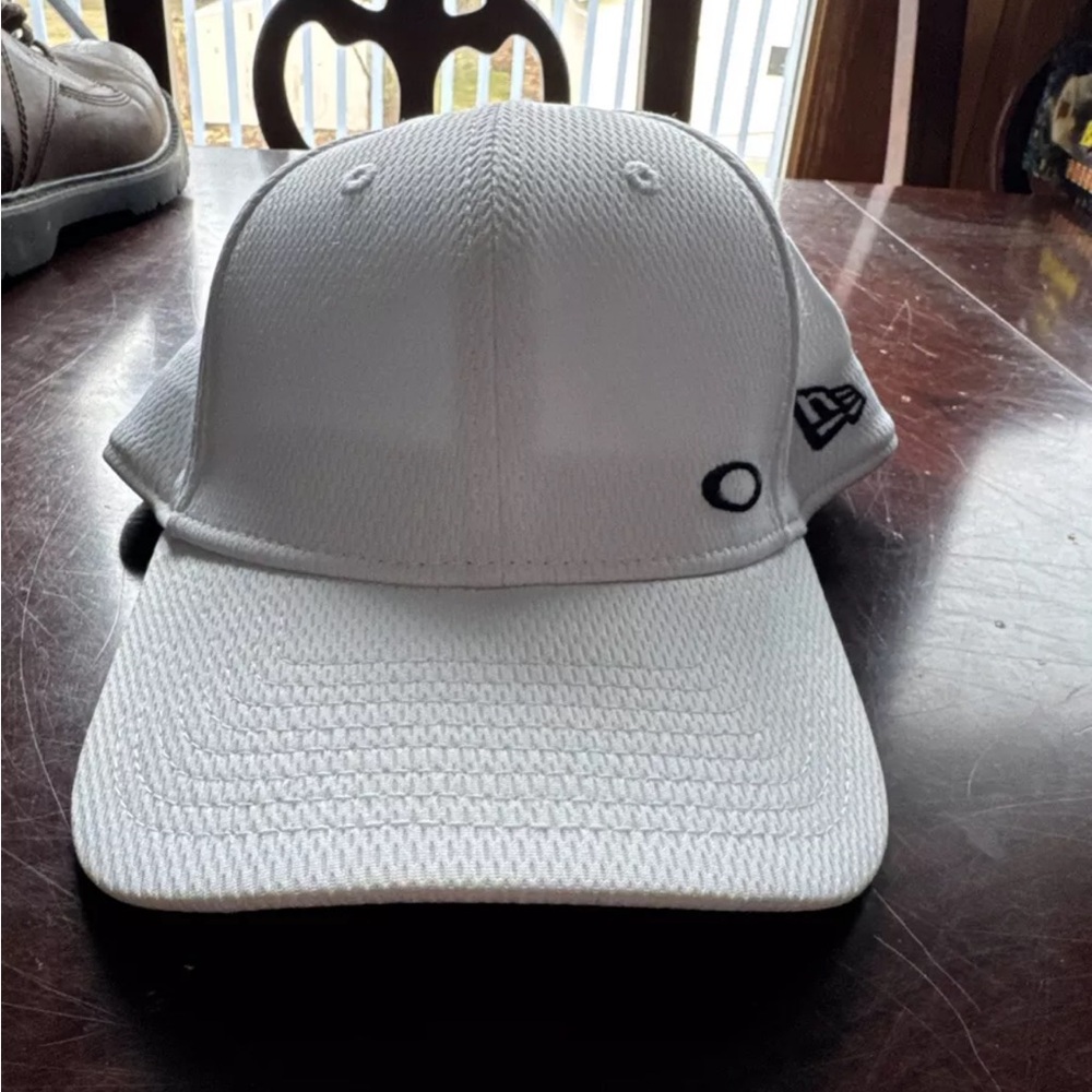 Oakley Hat Cap Size Sm/med New Era 39Thirty Fitted Golf White Tinfoil 2.0 NWT